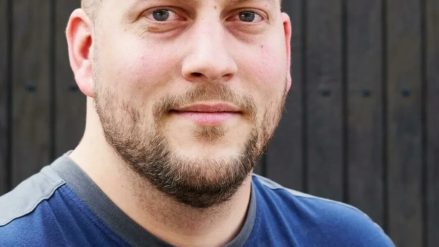 Porträtfoto von Tischlermeister Fabian Bade.